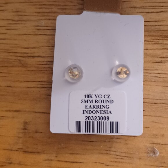 10k Solid Gold 5mm Cubic Zirconia Stud Earrings New - Picture 5 of 5